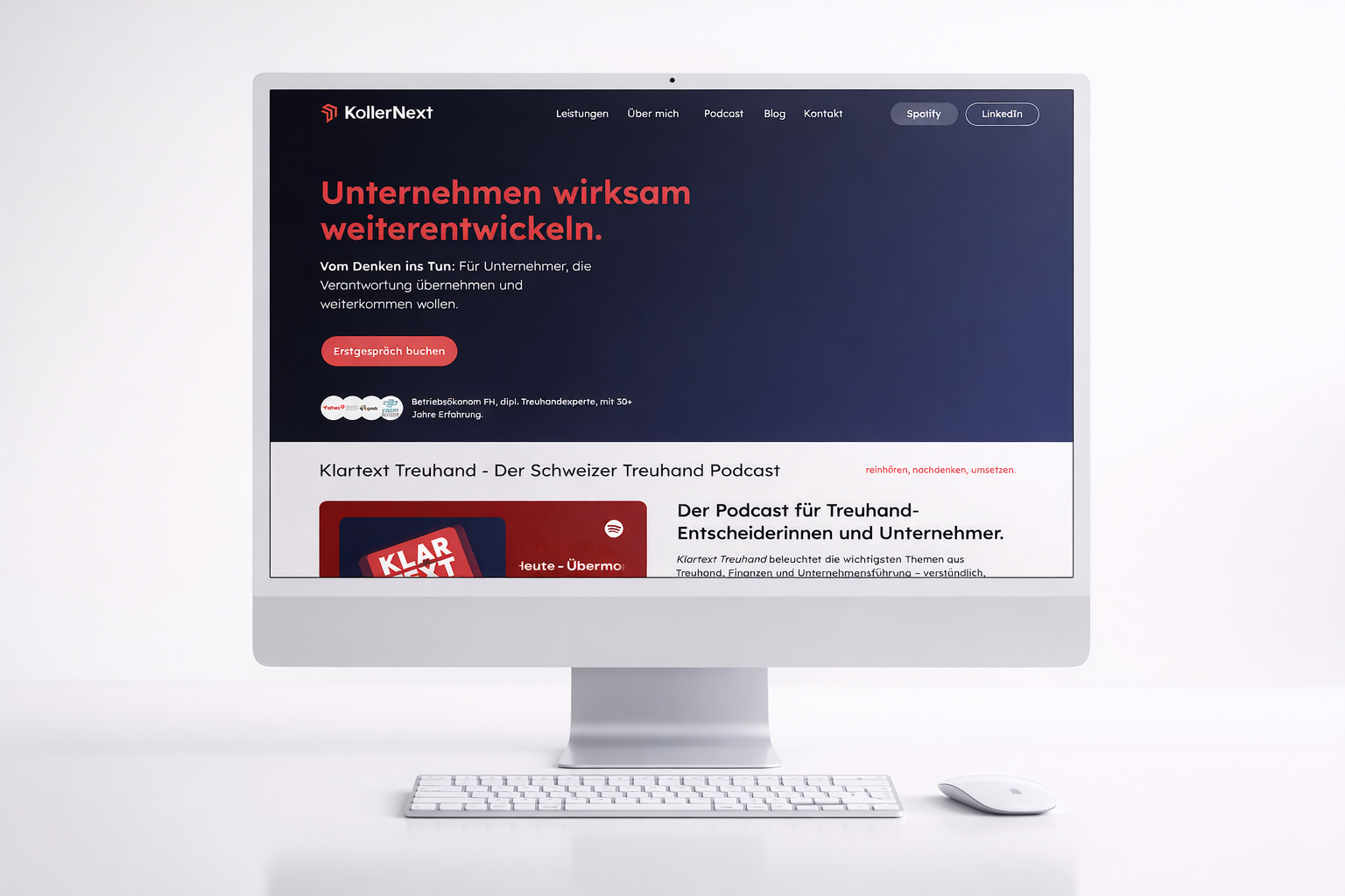 Desktop-Computer zeigt die Webseite von KollerNext mit Informationen über Unternehmensentwicklung und einen Treuhand-Podcast.